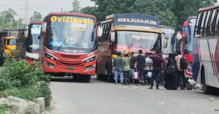 ঈদের ছুটি শেষে কর্মস্থলে ফেরা মানুষের ভিড়, বাড়তি ভাড়ায় ভোগান্তি